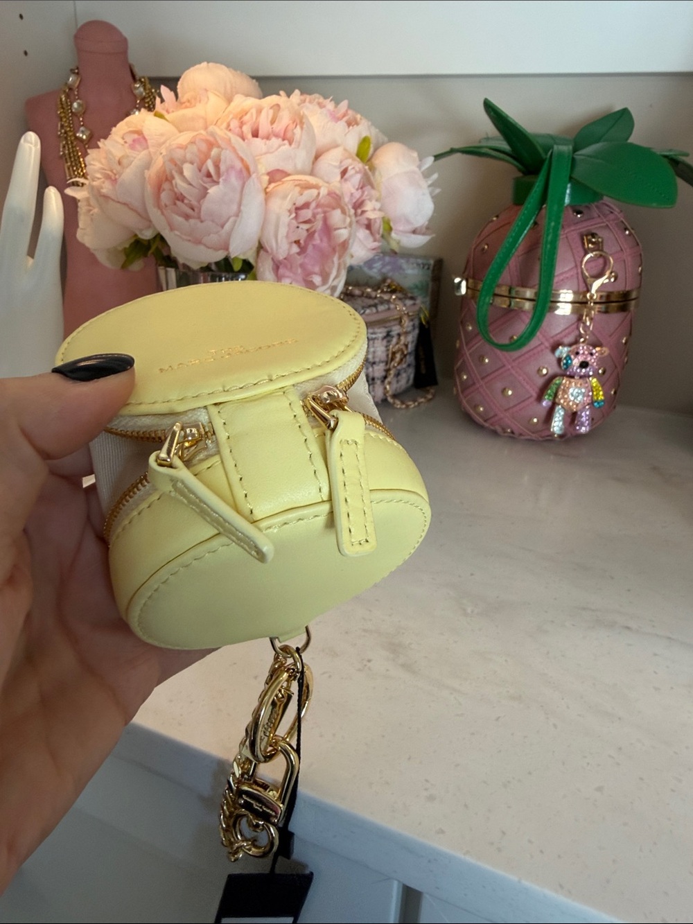 Gorgeous Marc Jacobs NWT pastel yellow Round Coin Pouch Mini Round Bag w chain - Picture 11 of 13